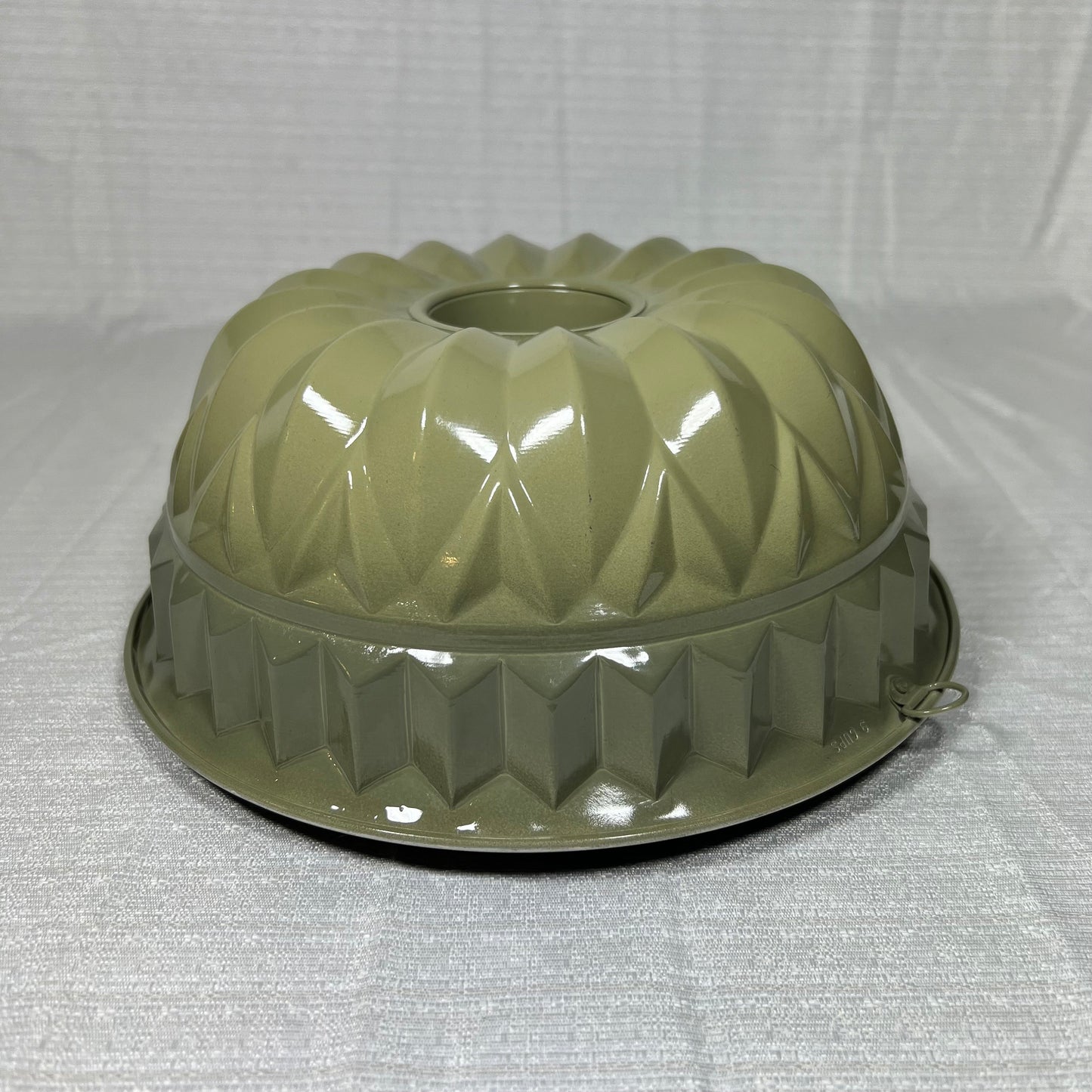 Avocado Green 9 Cup Bundt Pan