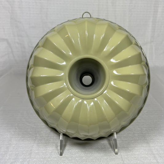 Avocado Green 9 Cup Bundt Pan