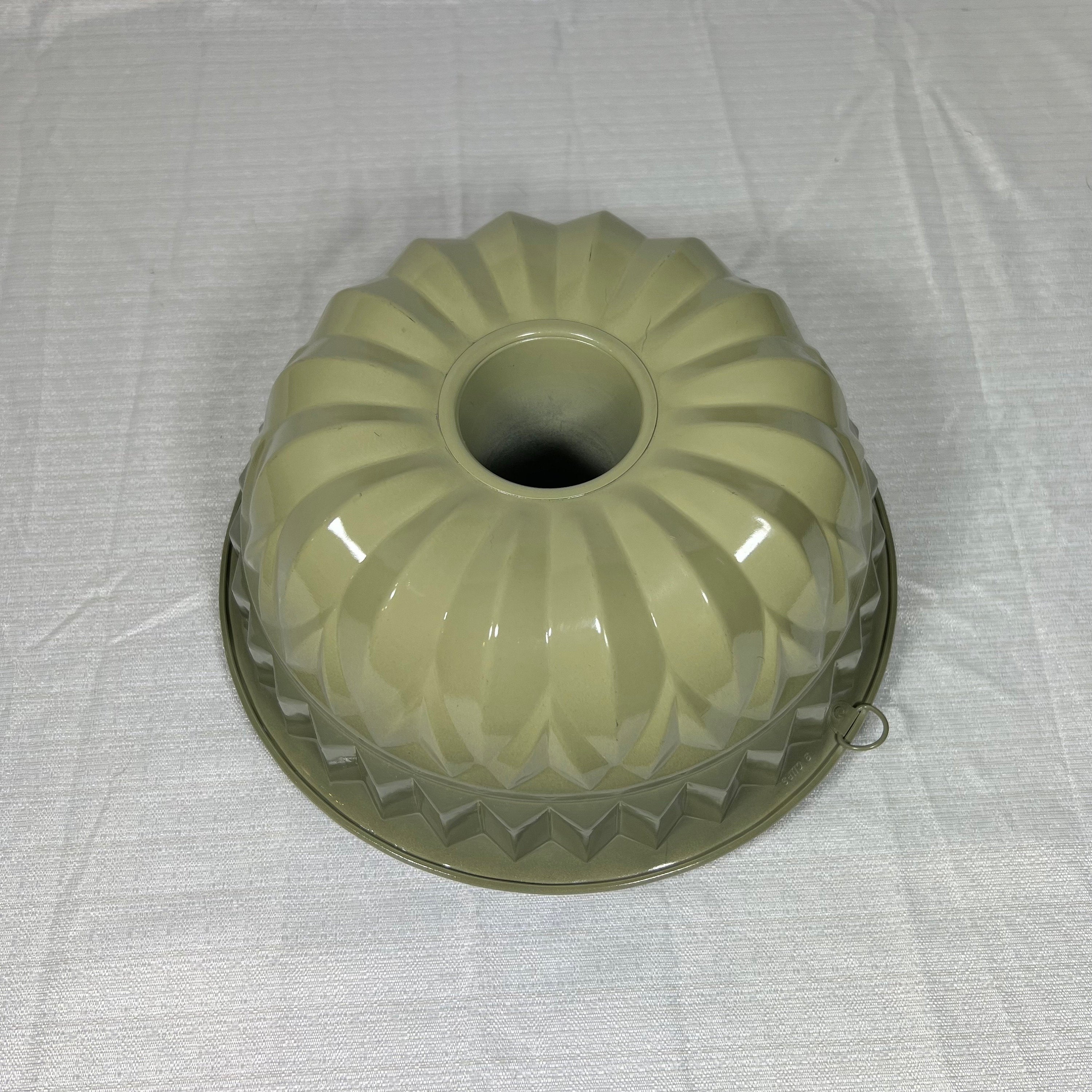 Avocado Green 9 Cup Bundt Pan